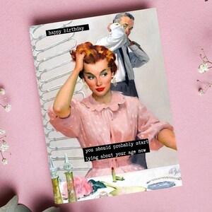 Você deve começar a mentir sobre a idade Cartão de aniversário Vintage 50's Mid Century Retro Casal Dona de casa Aniversário Engraçado Snarky Rude Amigo Cartão de felicitações