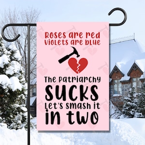 Anti patriarcado dia dos namorados galentine decoração rosas vermelhas violetas azul quebra patriarcado varanda sinal feminista quintal bandeira