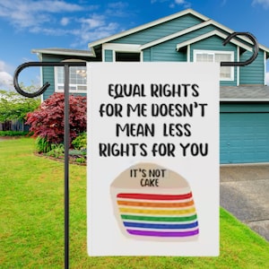 LGBTQ+ Regenbogen Torte Pride Haus Flagge LGBTQ+ Rainbow Pie Pride Haus Flagge LGBTQ+ Pride House Flagge Gay Pride Spruch Spruchband Spruch Spruchband