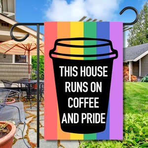 Coffee and Pride Month Yard Flagge LGBTQIA + Rainbow Ally Lover Rasenschild Schwules Lesben Bi Trans Queer Sommer Saisonales Banner für die Terrasse