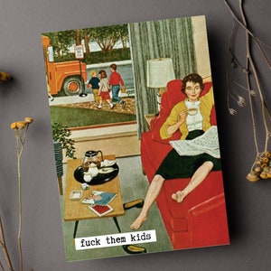 F*ck Them Kids Lustige Unhöfliche Grußkarte Mid Century Retro Hochzeit MCM 50er Jahre Jubiläum Geburtstag Baby Brautparty Leer Nester Congrats Grad