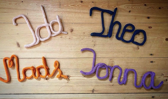 Schriftzug Name | Wanddeko | Namenszug | Türschild | Strickwörter | Strickschlauch | Geschenk | Geburt | Taufe -individuell personalisierbar