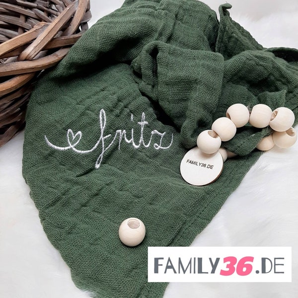 Bio Mulltuch, Spucktuch, Musselintuch aus Cotton mit Namensstrickerei bestickt Geschenk zur Geburt mit Herzschrift in Berlin hergestellt