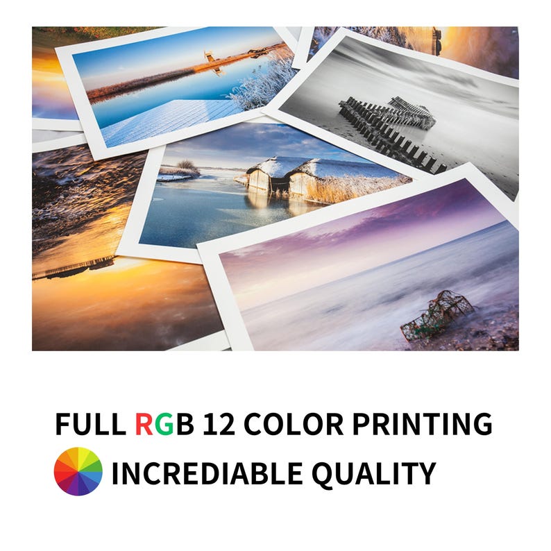 K&ouml;nnte beinhalten: Ein Stapel gedruckter Fotografien, die verschiedene Landschaften zeigen, darunter eine Schneelandschaft, ein Gew&auml;sser mit einem Holzbau und ein Strand mit Sonnenuntergang. Der Text "FULL RGB 12 COLOR PRINTING INCREDIBLE QUALITY" wird unter den Fotografien angezeigt.