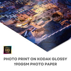 K&ouml;nnte beinhalten: Ein Fotoabzug eines farbenfrohen italienischen Dorfes in der Abendd&auml;mmerung mit Booten im Hafen. Der Druck ist auf Kodak gl&auml;nzendem 190 g/m&sup2; Fotopapier.