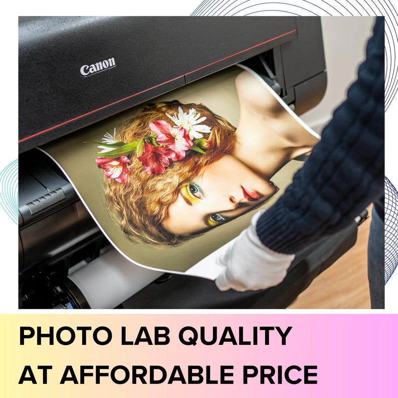 K&ouml;nnte beinhalten: Ein Canon-Drucker druckt ein Foto einer Frau mit Blumen im Haar. Das Foto wird auf hochwertigem Papier gedruckt. Der Text "PHOTO LAB QUALITY AT AFFORDABLE PRICE" wird am unteren Rand des Bildes angezeigt.