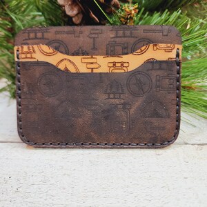 Cartera de cuero de 3 bolsillos hecha a mano con un tema de camping grabado en dos tonos. Cartera Minimalista / Cartera Frontal