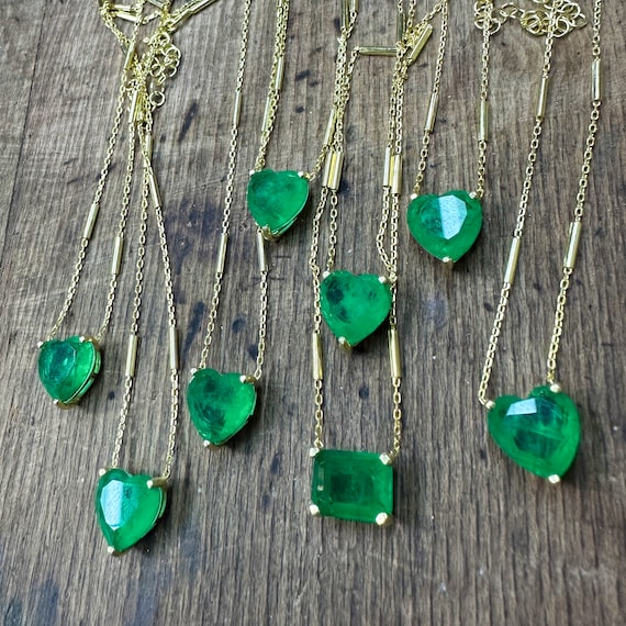 Collier émeraude élégant pendentif émeraude taille coeur ou