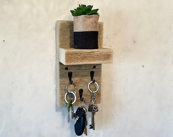 Llavero rústico de madera recuperada con estante: organizador vertical para la entrada