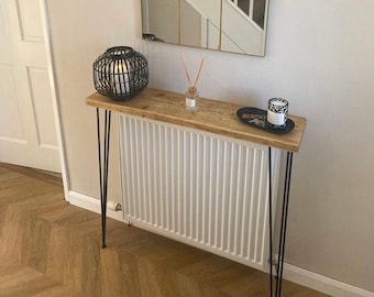 Mesa consola estrecha rústica: fabricada con tablones de andamio reciclados y patas de horquilla negras.