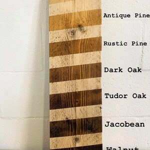 Puede incluir: Una tabla de muestra de madera que muestra diferentes colores de tinte para madera. Los colores son: Claro, Pino antiguo, Pino r&uacute;stico, Roble oscuro, Roble Tudor, Jacobean y Nogal.