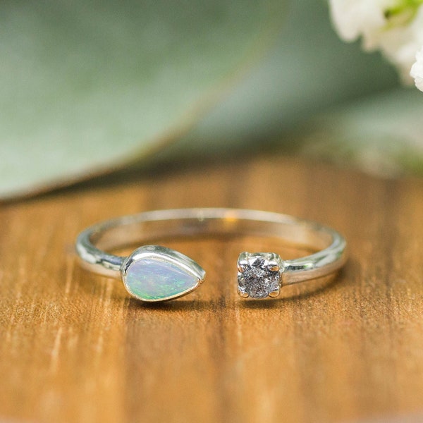 Handgemachter Ring aus nachhaltigem Sterling Silber mit Salz und Pfeffer Diamant und Australischem Opal als Geburtssteine April und Oktober
