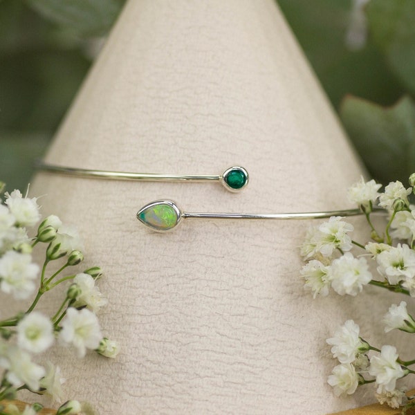 Filigraner Sterling Silber Armreifen mit Edelsteinen - grüner Smaragd & australischer Opal, Geburtsstein Mai und Oktober. Luxus Brautschmuck