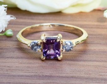 Sustainable Ring in 750 Eco Gold with natural gemstones: Dark purple Spinel paired with Salt and Pepper Diamonds. Handmade in Bali!