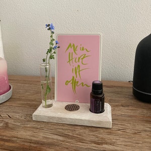 Aufsteller weiss lasiert für Affirmationskarte oder Tarotkarte Öl des Tages  z.B. von Doterra mit Gravur "Blume des Lebens" + Vase aus Glas