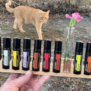 Öle Organizer Aufsteller für 10 Doterra Öle Roll Ons Holzhalter für Ölflaschen Ätherische Öle aus Buchenholz + Glasvase