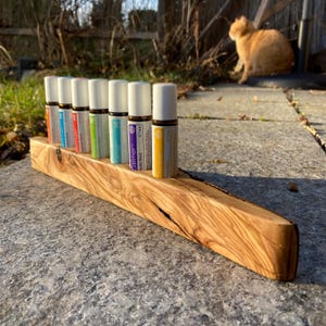 Einzigartiger 7er Öle Organizer - z.B. KiDs Colletion von Doterra- Öle Display aus Olivenholz für RollOns Ätherische Öle 10ml