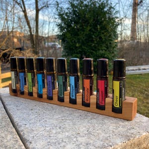 Einzelstück -  Aufsteller für 10 Doterra Öle RollOns Display für Ölflaschen Ätherische Öle aus Olivenholz + Glasvase