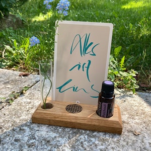 Display for affirmation card or tarot card oil of the day e.g. from Doterra. Made of oak wood with engraving "Flower of Life" + glass vase