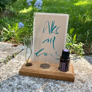 Display for affirmation card or tarot card oil of the day e.g. from Doterra. Made of oak wood with engraving "Flower of Life" + glass vase