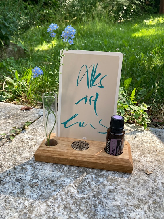 Display for affirmation card or tarot card oil of the day e.g. from Doterra. Made of oak wood with engraving "Flower of Life" + glass vase