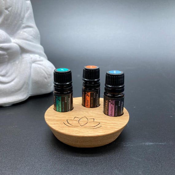 The ultimate stand for all yoga enthusiasts. For three 5ml bottles and featuring an engraved lotus flower made of real oak wood.