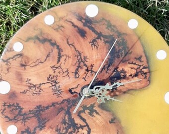horloge murale en bois et résine