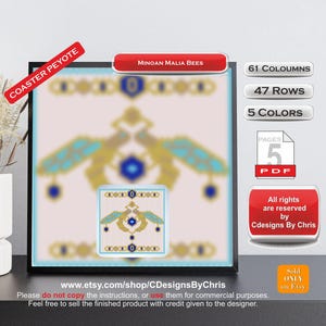 Könnte beinhalten: Gerahmtes Bild mit einem Untersetzer-Design mit der Aufschrift "COASTER PEYOTE" und "MINOAN MALIA BEES". Das Design zeigt ein zentrales Bienenmotiv in Blau und Gold, mit Text, der 61 Spalten, 47 Reihen und 5 Farben angibt. Der Text "Alle Rechte vorbehalten von Cdesigns By Chris" ist ebenfalls enthalten.
