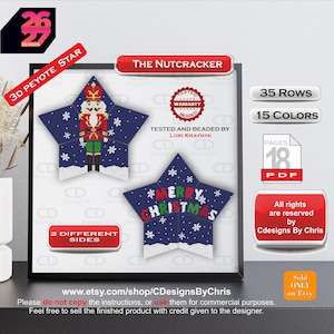 Könnte beinhalten: Ein 3D-Peyote-Sternmuster mit einem Nussknacker auf der einen und dem Text Merry Christmas auf der anderen Seite. Das Design umfasst 35 Reihen, 15 Farben und wird als 18-seitiges PDF präsentiert. Die Grafik zeigt den Text 26 27 Season, The Nutcracker, Tested and Beaded by Lori Kraynyk und All rights are reserved by Cdesigns By Chris.
