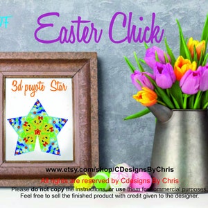 Peut inclure: Une œuvre d'art encadrée avec un motif d'étoile en peyote 3D, représentant une étoile avec un thème de poussin. L'image est accompagnée d'un bouquet de tulipes colorées dans une cruche en métal. Le texte comprend "Easter Chick" et les détails de la boutique.