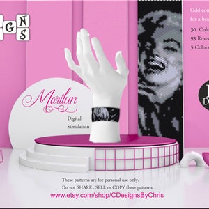 Puede incluir: Una simulación digital de un brazalete de punto de peyote con un retrato en blanco y negro de Marilyn Monroe. El brazalete tiene 30 columnas de ancho y 93 filas de largo. El patrón es solo para uso personal y está disponible para descargar en PDF.