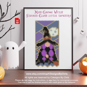 Könnte beinhalten: Ein Buntglasmuster für eine Wandteppich mit einer Hexe mit einem lila Hut und Kleid, die einen Besen hält. Das Muster ist in den Farben Lila, Blau, Gold und Schwarz gehalten. Der Titel "Miss Gnome Witch Stained Glass Little Tapestry" befindet sich oben im Bild. Der Text "www.etsy.com/shop/CDesignsByChris" befindet sich unten im Bild.
