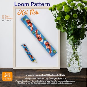 Puede incluir: Un patrón de descarga digital para un brazalete tejido en telar con un diseño de pez koi. El patrón es para un brazalete con 91 filas, 17 columnas y 12 colores. El patrón está disponible para su compra en Etsy.