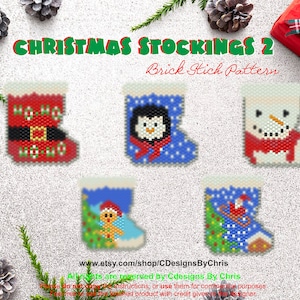 Pode incluir: Um conjunto de cinco padrões de contas para meias de Natal com um boneco de neve, um pinguim, um homem de gengibre, Papai Noel e uma meia com o texto "Ho-Ho-Ho". Os padrões são projetados para contas de ponto de tijolo.