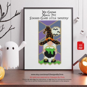 Può includere: Uno schema di perline in vetro colorato per un gnomo di Halloween che tiene un calderone. Lo schema è intitolato "Mr Gnome Magic Pot" ed è un "Piccolo Arazzo in Vetro Colorato".