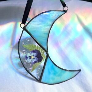 Atrapasueños de luna creciente con helecho y flores preservadas de vitrales