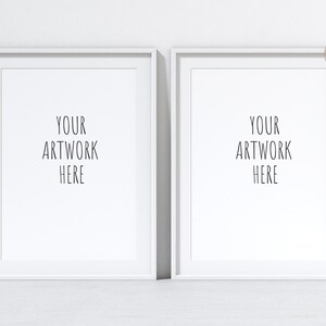 A4 A3 A2 A1 Set von 2 Porträtrahmen Mockup, weiße moderne Rahmen auf dem Desktop, neutraler Hintergrund, Vorlage Mock Up, Zweierset, PSD + PNG + JPG