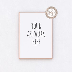 Może przedstawiać: Biała rama z pozłacanym obramowaniem, wisząca na białej ścianie. Rama zawiera tekst "YOUR ARTWORK HERE" wewnątrz.