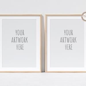 Pode incluir: Duas molduras de madeira clara com passe-partout brancos e o texto "YOUR ARTWORK HERE" em cada moldura.