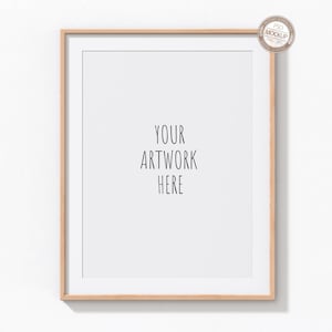 Könnte beinhalten: Ein heller Holzrahmen mit einem weißen Passepartout und einem weißen Hintergrund. Der Text "YOUR ARTWORK HERE" ist in Schwarz auf dem weißen Hintergrund gedruckt.