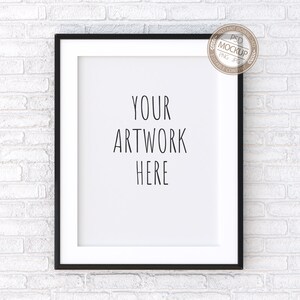 Op de afbeelding: Een zwart fotolijstje met een witte passe-partout en een witte achtergrond. De tekst "YOUR ARTWORK HERE" is in zwart op de witte achtergrond geschreven.