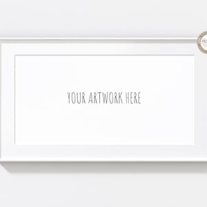 Puede incluir: Un marco de fotos rectangular blanco con un paspartú blanco, que muestra el texto "YOUR ARTWORK HERE". El marco tiene un diseño limpio y moderno. Una pequeña pegatina circular con el texto "PSD MOCKUP" está en la esquina superior derecha.