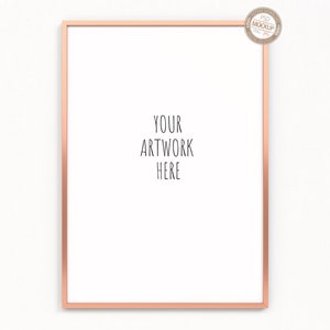 以下が含まれることがあります： 白のマットと黒い文字「YOUR ARTWORK HERE」が入った、ローズゴールドの額縁です。