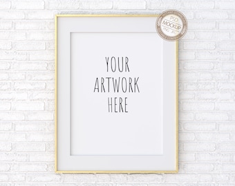 Könnte beinhalten: Ein Bild-Mockup mit einem goldenen Rahmen, einem weißen Passepartout und einem weißen Hintergrund. Der Text "YOUR ARTWORK HERE" ist in Schwarz auf dem weißen Passepartout gedruckt.