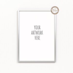 Puede incluir: Una maqueta de marco plateado con el texto "YOUR ARTWORK HERE" en el centro del marco.