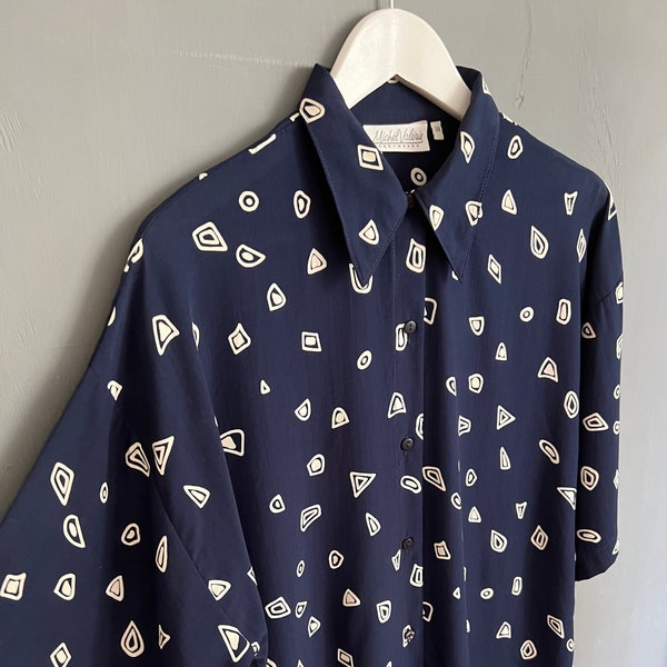 Vtg Michel Valerie Kreymborg Blouse allongée, tunique à imprimé géométrique bleu et blanc en viscose, chemise à manches courtes boutonnée à fentes latérales, 38, M