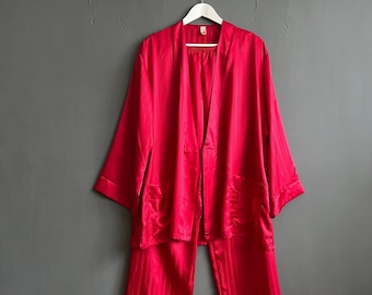 Vintage Triumph pyjamaset maat 1X/46, satijnen dieprode damespyjamaset, retro kimonotop met lange mouwen, lange broek, homewear voor mooie vrouwen