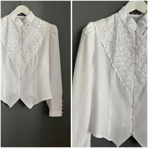 Vtg Lace Romantic Blouse White Viscose Blend Ladies Shirt Stand Collar Puffed Long Sleeve Buttoned Top Feminine Secretary Retro Vibe Sz L