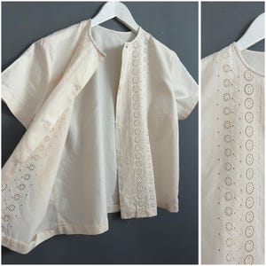 Vtg Sweet Romantic Crocket Blouse Light Beige Cream Cotton Ladies Shirt Crew Neck Short Sleeve Buttoned Top Feminine Edwardian Mesh Retro M