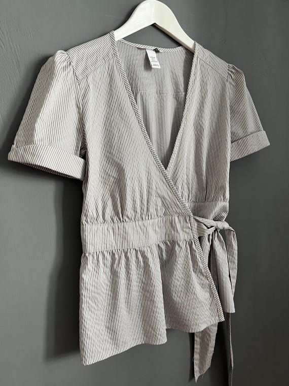 Vtg H M Romantic Wrap Blouse Gray White Striped All Cotton Ladies Shirt V Neck Puffed Short Sleeve Top Casual Feminine Retro Vibe Sz XS S